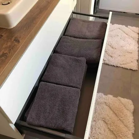 Stylisches Maybach Mit Terrasse Für 5 Personen, 5 Betten, Große Kochinsel, Homeoffice Mit 250mbit Wlan