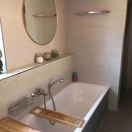 Stylisches Maybach Mit Terrasse Fuer 5 Personen, 5 Betten, Grosse Kochinsel, Homeoffice Mit 250mbit Wlan