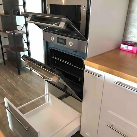 Apartment Stylisches Maybach Mit Terrasse Fuer 5 Personen, 5 Betten, Grosse Kochinsel, Homeoffice Mit 250mbit Wlan