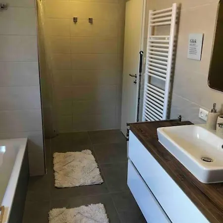 Stylisches Maybach Mit Terrasse Fuer 5 Personen, 5 Betten, Grosse Kochinsel, Homeoffice Mit 250mbit Wlan *