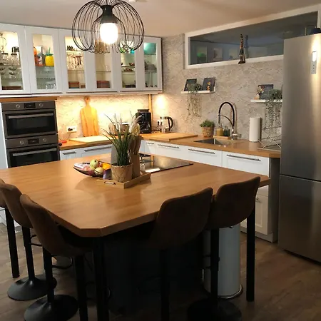 Stylisches Maybach Mit Terrasse Fuer 5 Personen, 5 Betten, Grosse Kochinsel, Homeoffice Mit 250mbit Wlan Apartment Aidlingen