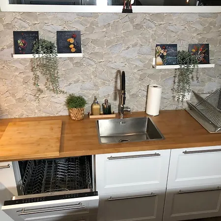 Stylisches Maybach Mit Terrasse Für 5 Personen, 5 Betten, Große Kochinsel, Homeoffice Mit 250mbit Wlan Apartment